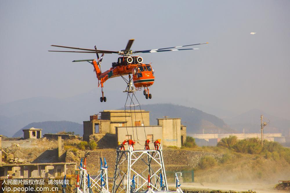 浙江舟山：“空中起重机” 助力海岛电网建设