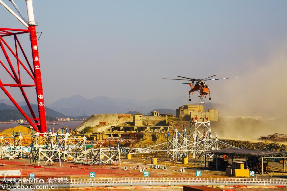 浙江舟山：“空中起重机” 助力海岛电网建设