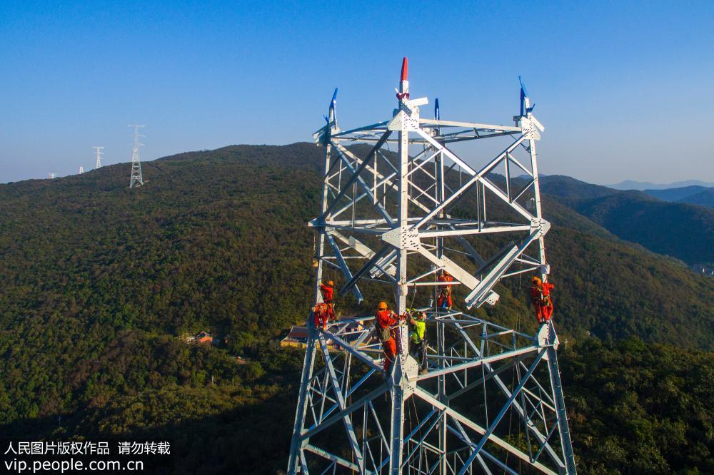 浙江舟山：“空中起重机” 助力海岛电网建设