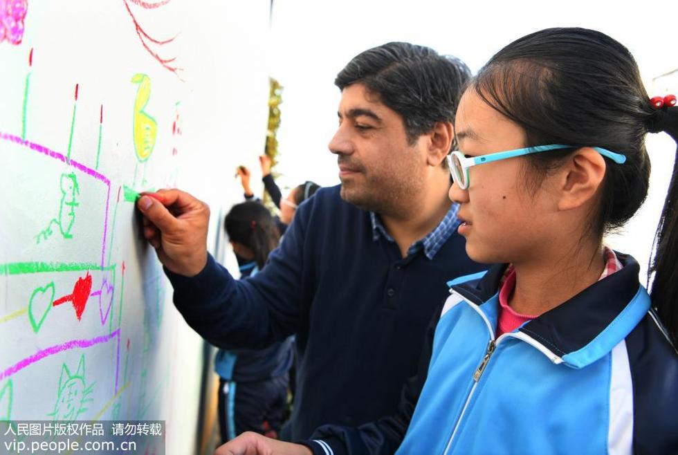 山东枣庄：外国画家沂蒙乡村作墙画