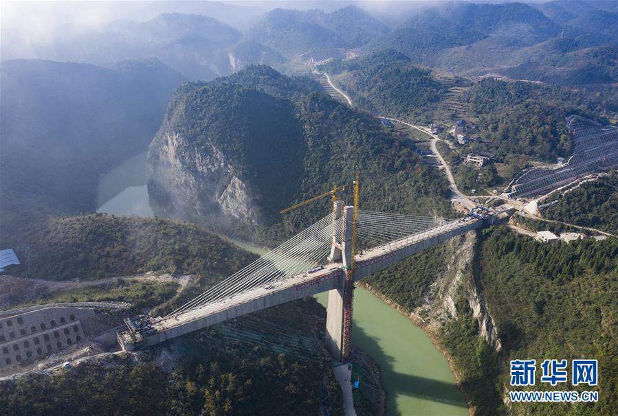 黔张常铁路长湾澧水大桥成功合龙