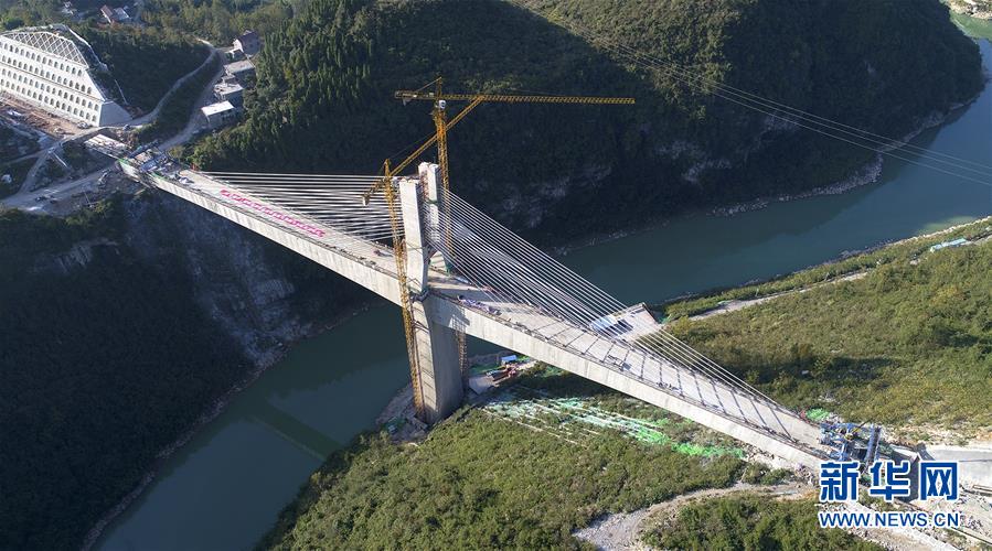 黔张常铁路长湾澧水大桥成功合龙