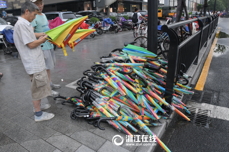 5万把共享雨伞现身杭城街头