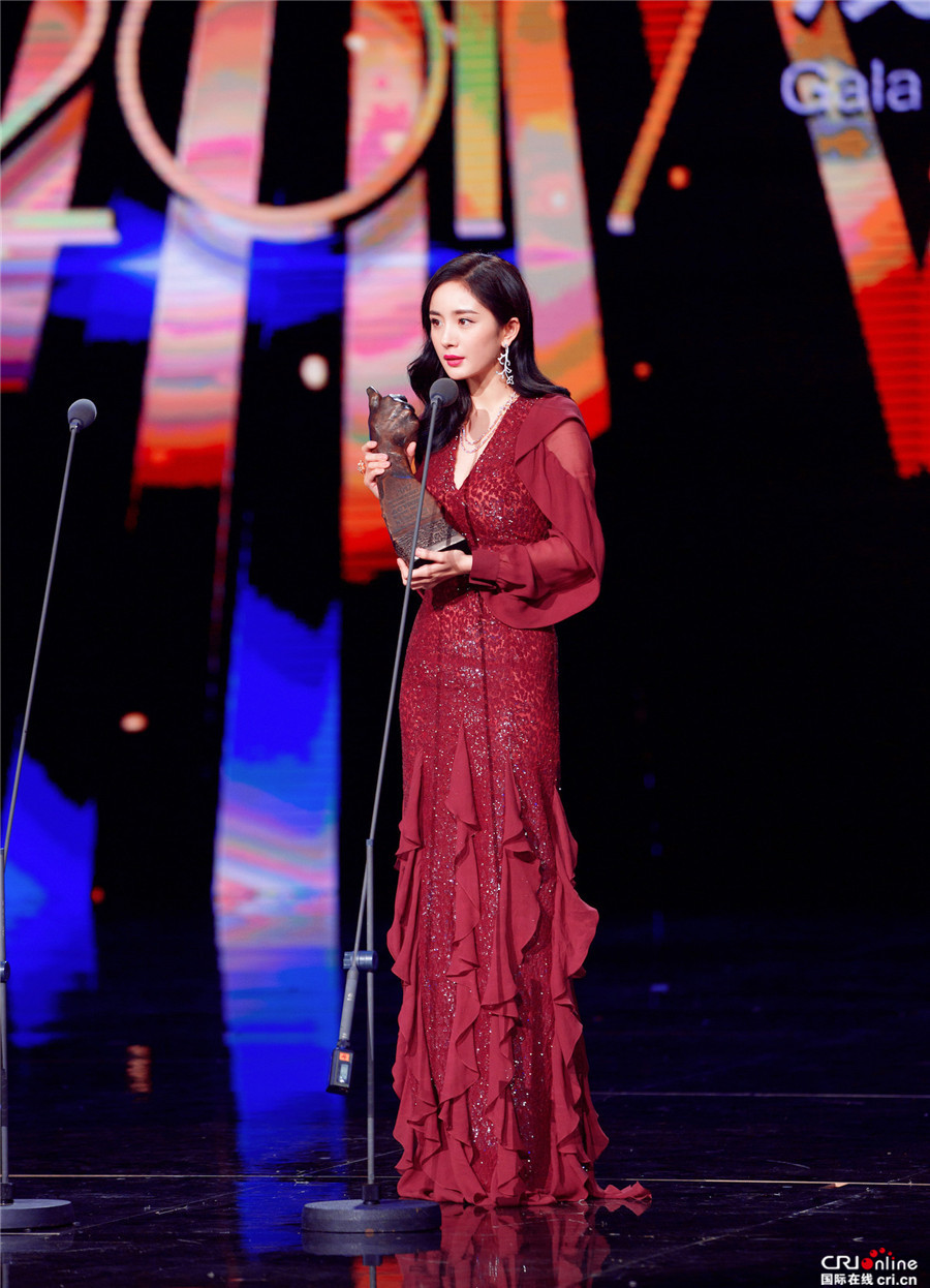 图片默认标题_fororder_杨幂发表获奖致辞