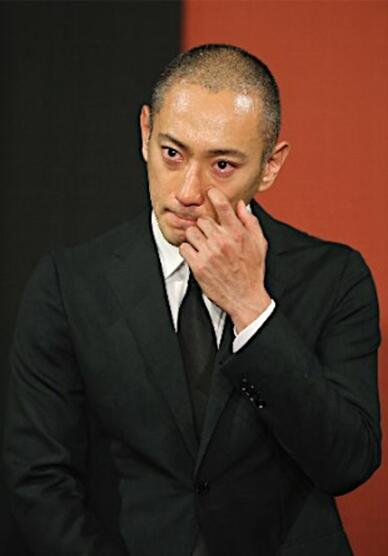 6月23日下午,市川海老藏举行记者会,向外界公布妻子去世的消息.