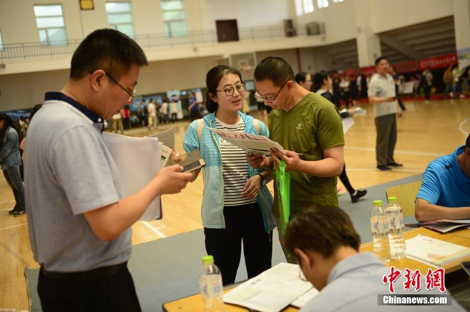 内蒙古举办高考招生会 家长为孩子做参谋