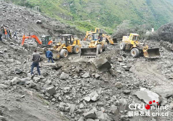 四川省阿坝州茂县叠溪镇新磨村新村组富贵山山体突发高位垮塌,垮塌方