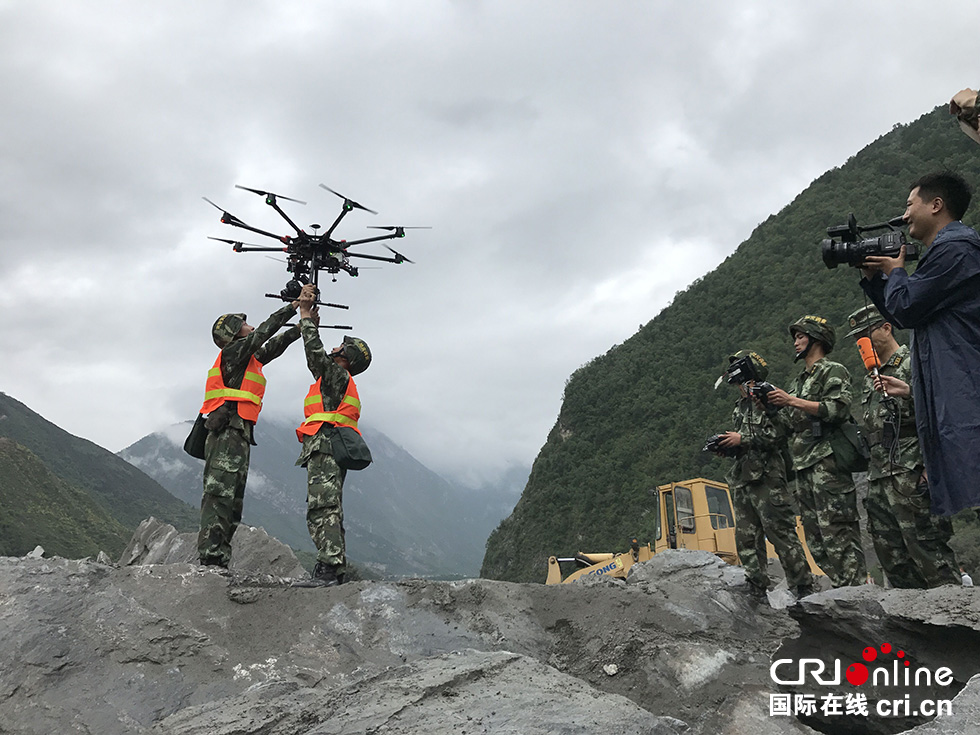 武警黄金部队抵达受灾中心 无人机航拍现场画面