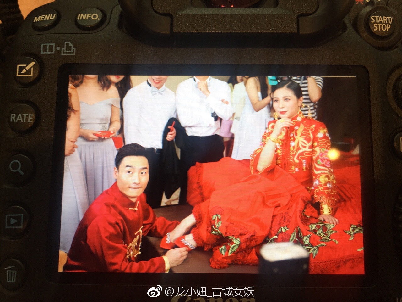 何姿秦凯大婚 秦凯亲吻何姿额头幸福甜蜜(图)