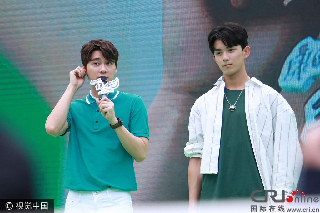 李易峰麦克托腮卖萌 吴磊举瓶豪饮超级man