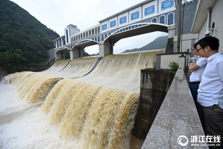 摄)由于连日强降雨,超过水库警戒水位,6月25日,杭州富阳区岩石岭水库