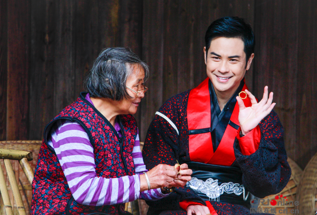 图片默认标题_fororder_郑嘉颖编戒指