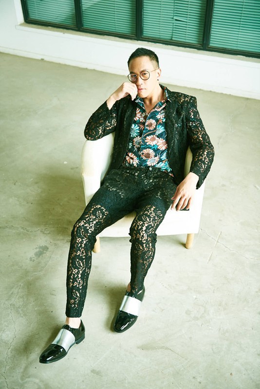 何润东夏日写真魅力多变 黑色蕾丝透视西装性感吸晴