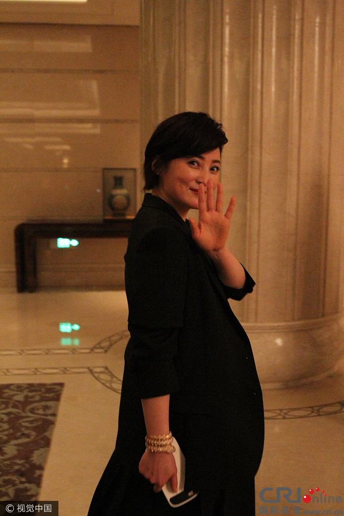 42岁蒋勤勤现身还是那么漂亮 肚子怎么这么大?