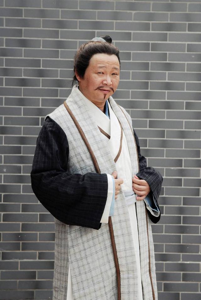 之后的赵亮对小人物的诠释也是很到位的,在《十五贯》中的娄阿鼠