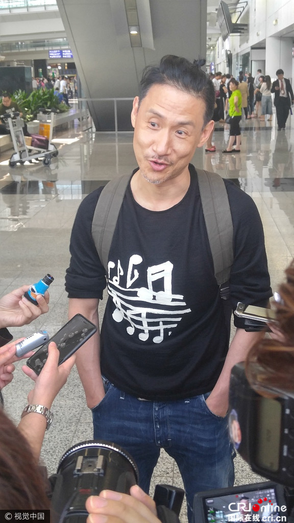 张学友黑t扎小辫变萌大哥 澄清女儿仍单身