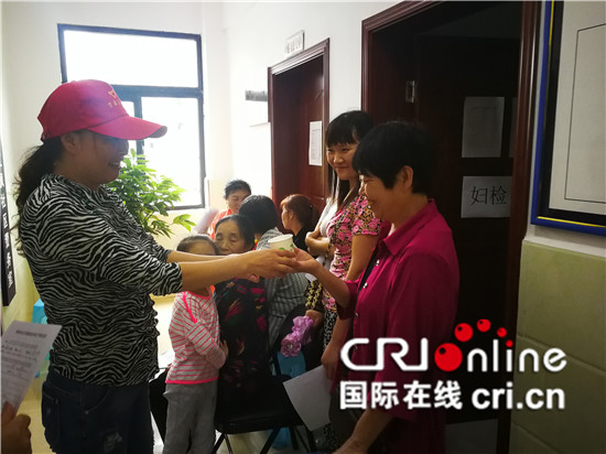红枫社区志愿者为“两癌”免费筛查活动做保障