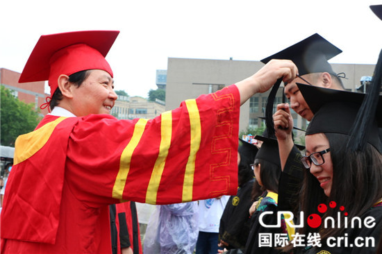 已过审【科教标题摘要】重庆邮电大学移通学院2017届风雨中的毕业典礼