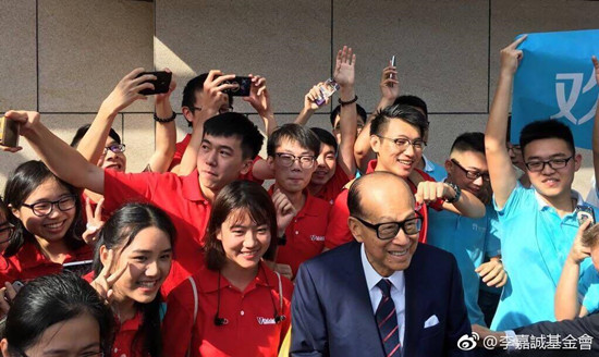 滚动 >>正文  日前,在新疆大学毕业典礼上,该校校长卫利&bull;巴拉提