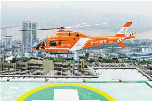 【社会民生】重庆首架专业医疗直升机投用 199元可办会员卡