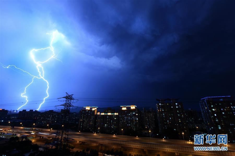北京市发布雷电黄色预警 降雨地区电闪雷鸣