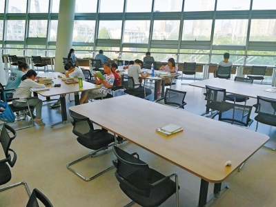 【河南在線摘要】暑期來臨 河南省圖書館全天爆滿一座難求