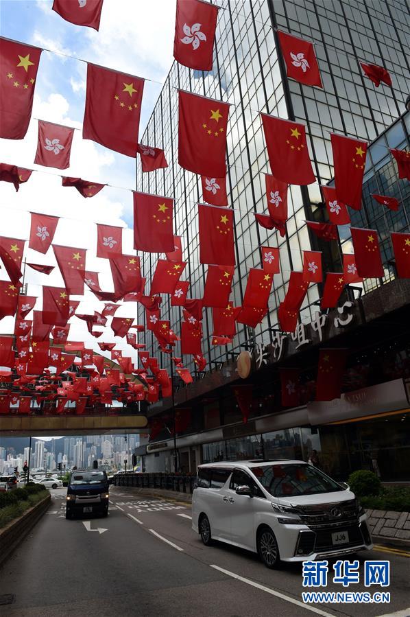 香港庆祝回归祖国二十周年气氛浓