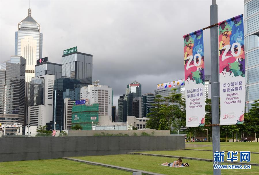 香港庆祝回归祖国二十周年气氛浓