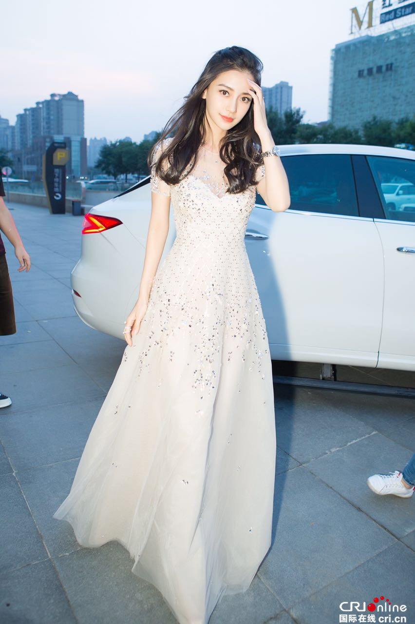 辣妈baby长裙现身腰肢纤细飘逸梦幻仙气十足