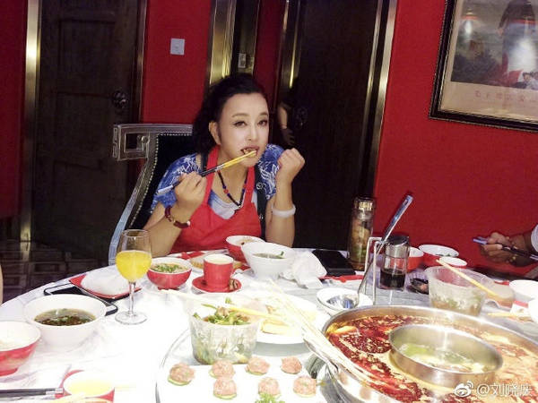 刘晓庆晒了吃火锅的照片网友却开始嘲讽她