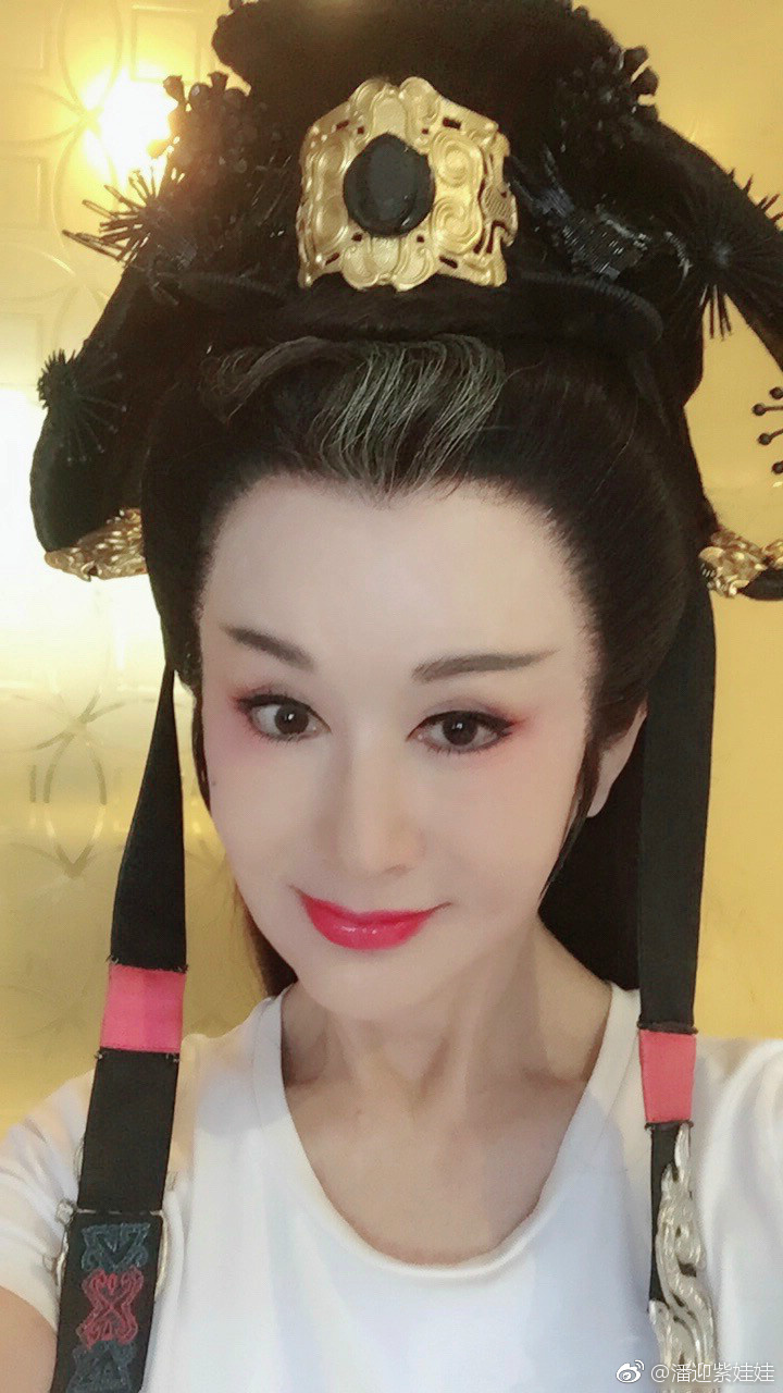 68岁潘迎紫晒自拍嘟嘴卖萌 脸上没有一丝皱纹