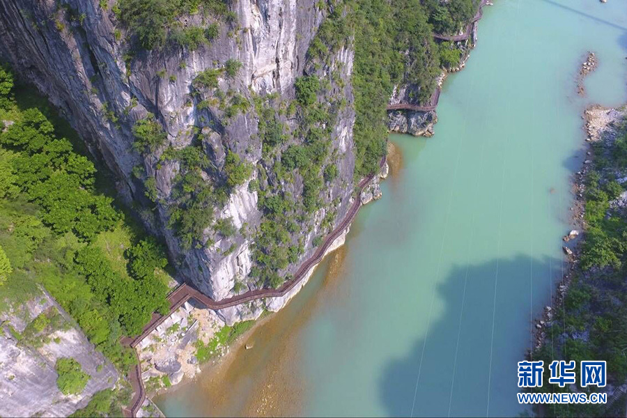 【焦点图】蜿蜒在大宁河畔的悬崖栈道