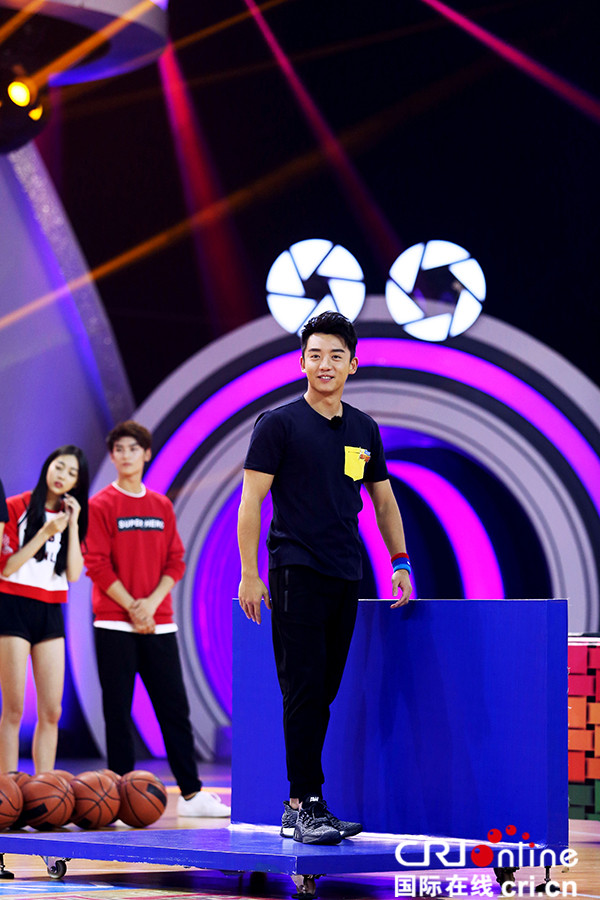 奥尼尔空降《来吧冠军2》 抱起何炅画面超可爱