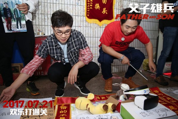 《父子雄兵》进校园摆地摊 大鹏乔杉叫卖引围观
