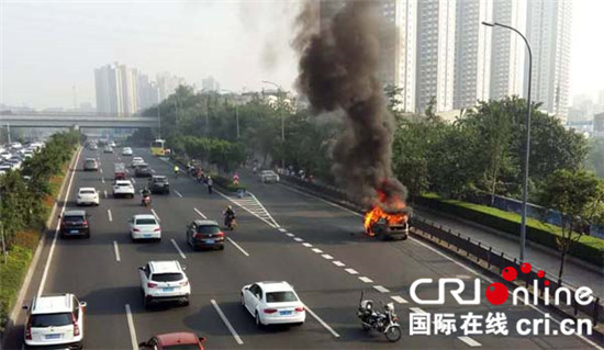 已過審【社會民生】新車上戶才半年 輕微追尾後自燃
