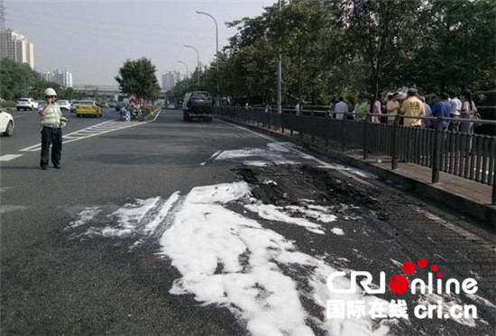 已過審【社會民生】新車上戶才半年 輕微追尾後自燃