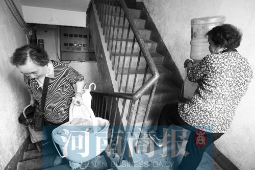 【河南在线列表】郑州有2万多栋旧楼无电梯 老人回家得“挪”半小时
