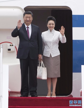 习近平和夫人彭丽媛走出舱门,向欢迎的人群挥手致意。新华社记者 吕小炜 摄