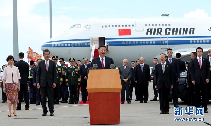 习近平走到采访区向在场记者问好,并通过他们向广大香港市民表示诚挚问候和良好祝愿。新华社记者 马占成 摄