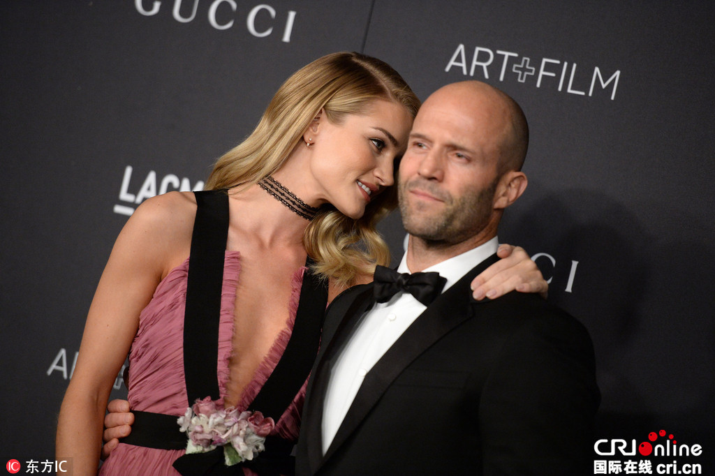 超模女友ins晒照大手牵小手超有爱