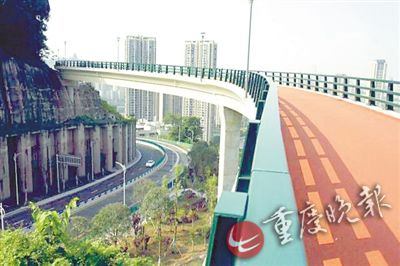 【區縣聯動】【渝中】渝中：17部扶梯相連 這條觀光道 請你走一走 【區縣聯動】渝中：這條觀光道 請你走一走 【行遊巴渝標題摘要】橫跨螺旋式隧道 17部扶梯相連的觀光道 請你走一走