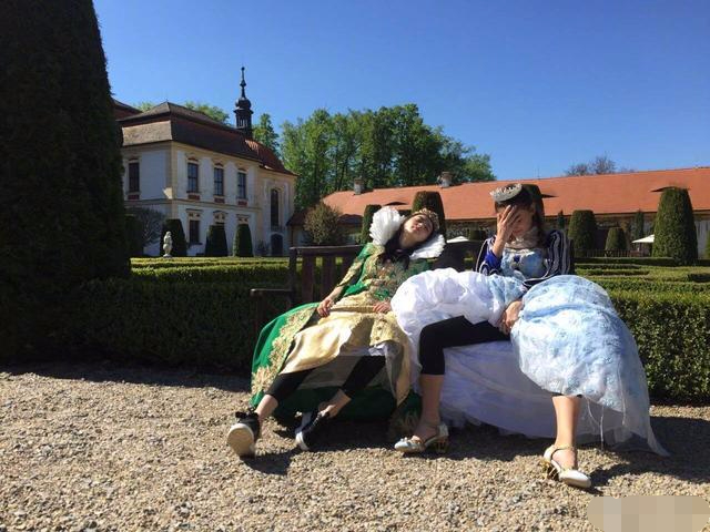 四位168的女生站一起，脚下的鞋是亮点