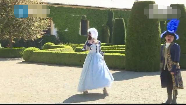 四位168的女生站一起，脚下的鞋是亮点