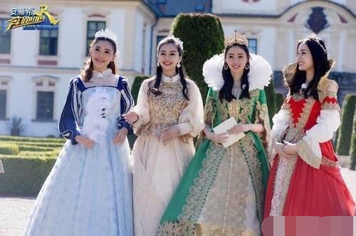 四位168的女生站一起，脚下的鞋是亮点