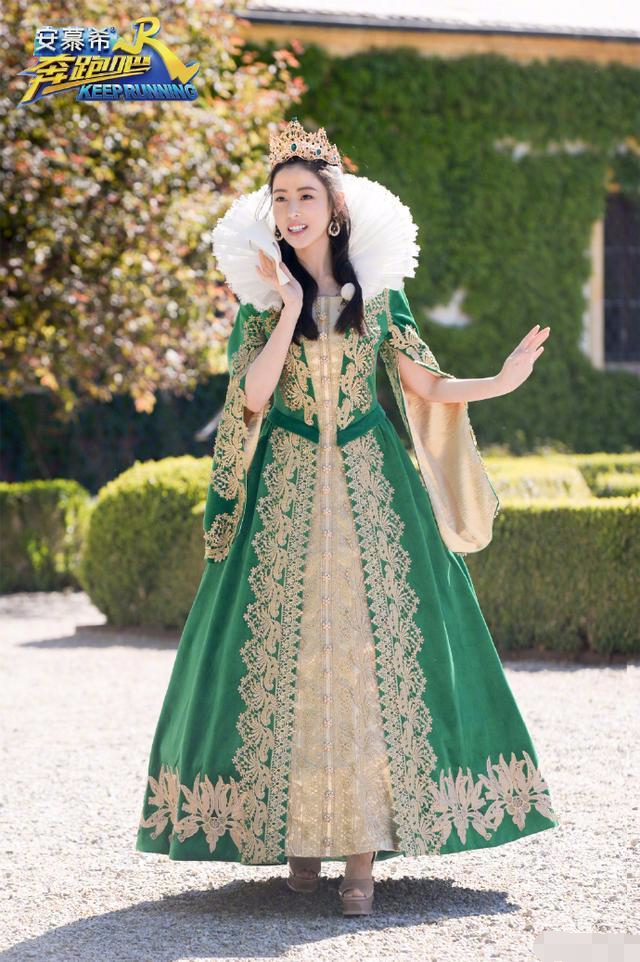 四位168的女生站一起，脚下的鞋是亮点