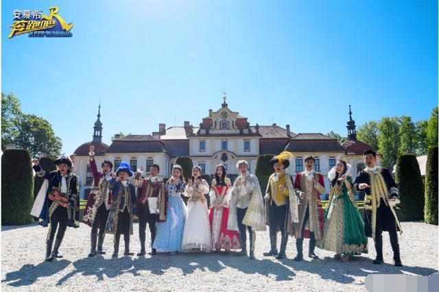 四位168的女生站一起，脚下的鞋是亮点