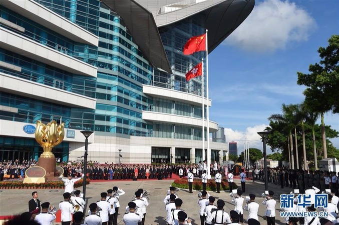 7月1日,香港特别行政区政府在金紫荆广场举行升旗仪式,庆祝香港回归祖国20周年。 新华社记者 吴晓凌