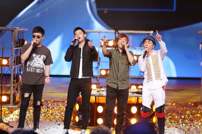 张继科黑超配夹克变摇滚歌手 舞台上蹦跳嗨唱不断