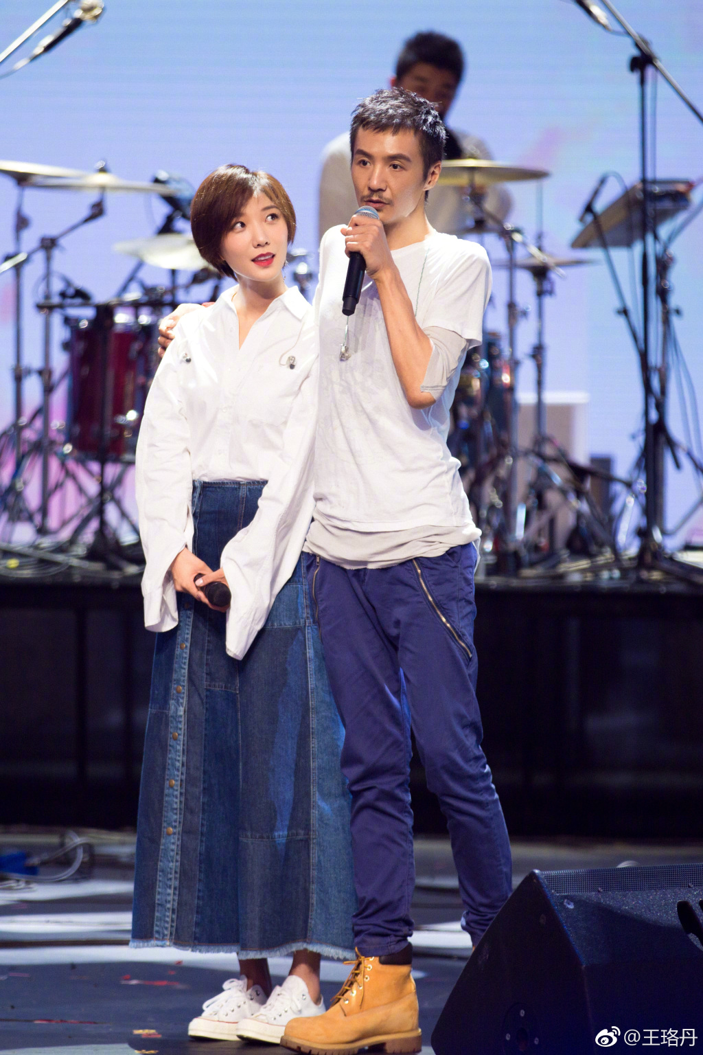 王珞丹眼神充满崇拜 与朴树唱《清白之年》