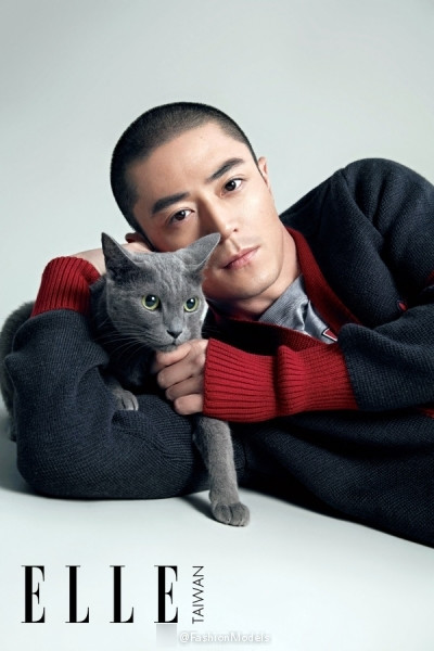 高清：霍建华登杂志封面 画面里有猫有狗超有爱